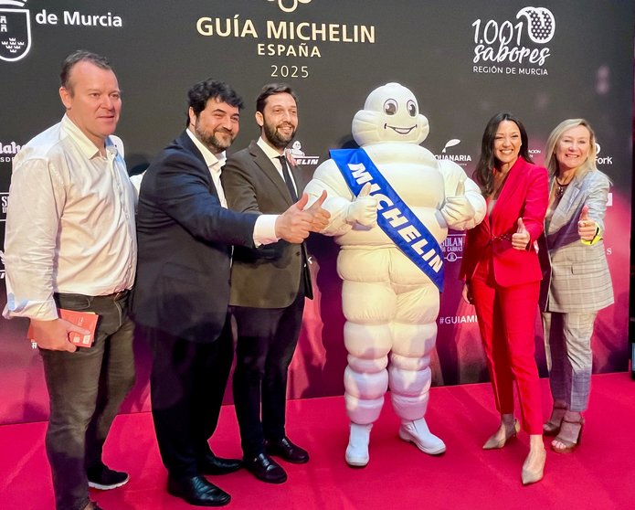 La consejera Carmen Conesa, el director del Instituto de Turismo, el jefe de cocina González Conejero, representantes de Michelin y la famosa mascota ‘Bibendum’.