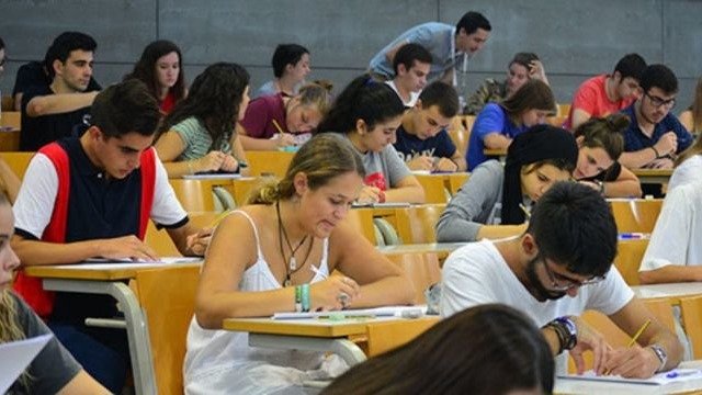 Estudiantes durante el examen de la EBAU. (Archivo)