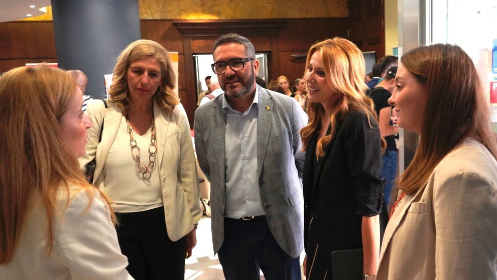 La directora general del SEF, Marisa López Aragón, el presidente de la Cámara de Comercio de Murcia, Miguel López, y la concejal de Empleo del Ayuntamiento de Murcia, Mercedes Bernabé, en la inauguración del Primer Encuentro para el Empleo ‘Talento 45+’.