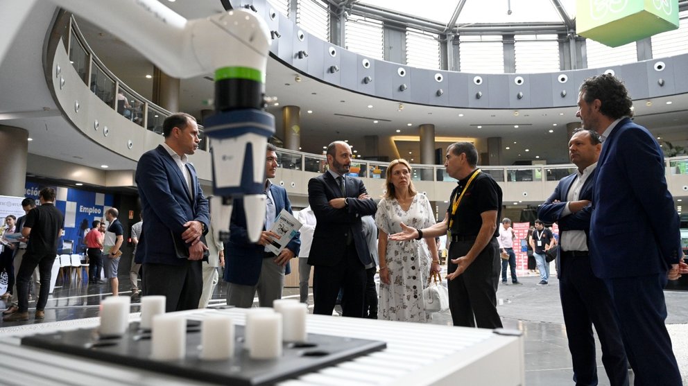 El director del Info, Joaquín Gómez, en la inauguración de 'Robótika 4.0'.