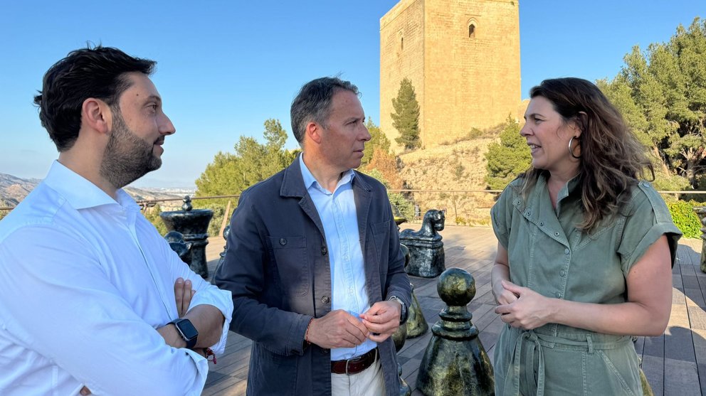 El director del Itrem, Juan Francisco Martínez, visita a la Fortaleza del Sol de Lorca junto a la directora de la Guía Repsol, María Ritter, y el alcalde de la localidad, Fulgencio Gil.