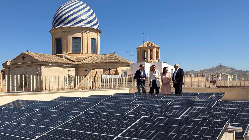 Visita instalaciones de autoconsumo cedidas por Iberdrola al consistorio de Yecla.