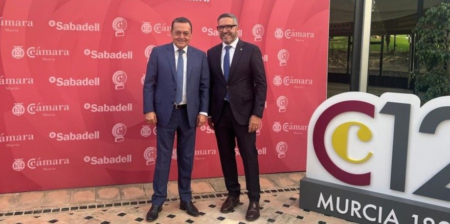 José María Albarracín, actual presidente de CROEM, junto a Miguel López Abad, que será elegido nuevo presidente por aclamación en la 46ª Asamblea General de la Confederación. (Archivo)