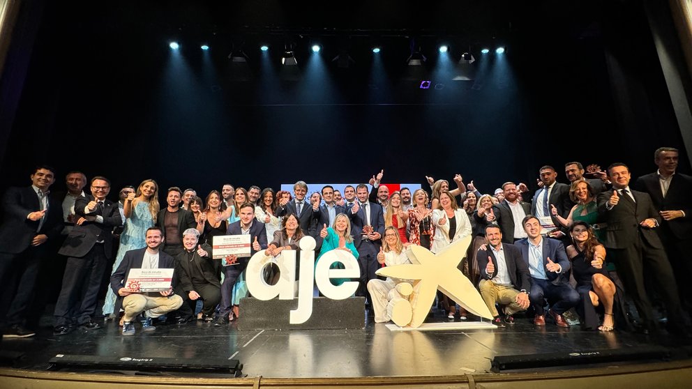 Foto de familia de premiados e invitados a los premios de Aje CaixaBank.