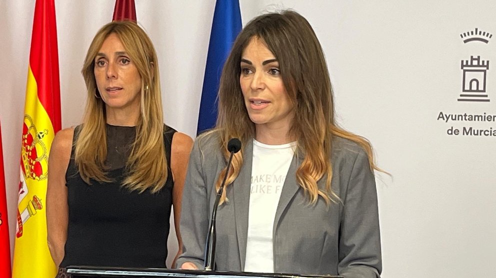 La vicealcaldesa de Murcia y concejal de Fomento y Patrimonio, Rebeca Pérez, en la rueda de prensa posterior a la Junta de Gobierno.