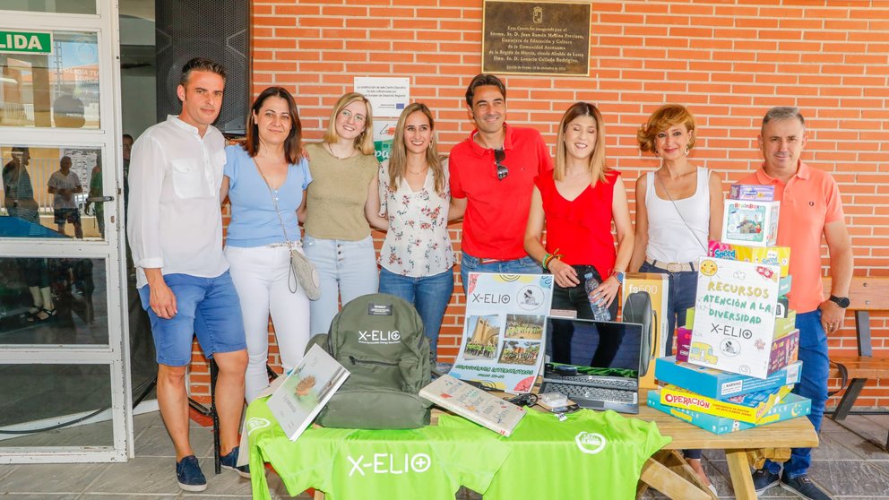 Imagen de la entrega de ordenadores y material audiovisual al Colegio Rural Agrupado (CRA) de las Pedanías Altas de Lorca por parte de X-Elio.