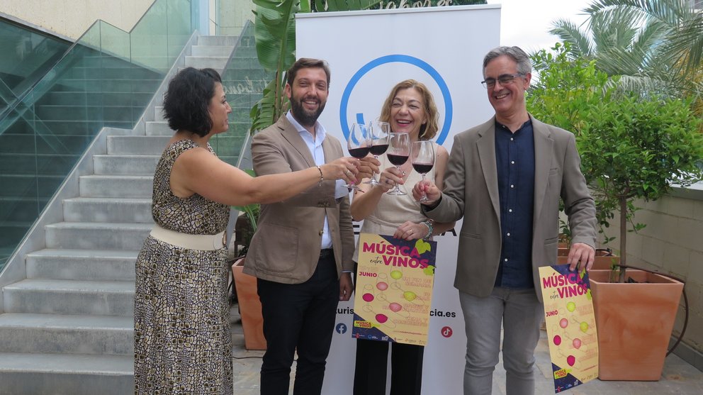 Un momento de la presentación de 'Música entre Vinos', en la terraza del Instituto de Turismo, con la presencia de su director y de la alcaldesa de Jumilla.