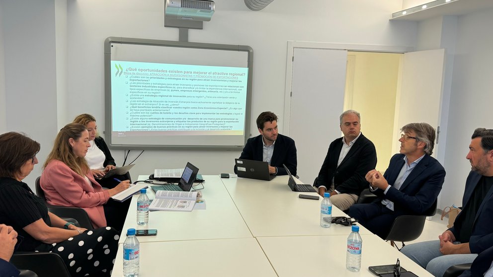 El consejero de Economía, Luis Alberto Marín, con los miembros de la delegación internacional de la OCDE.