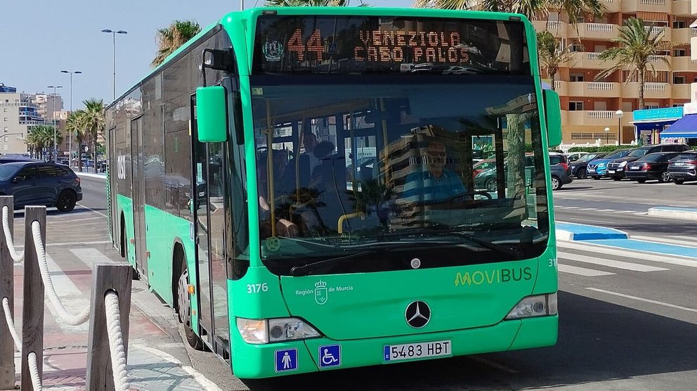 Uno de los autobuses que reforzarán su servicio este verano en La Manga.
