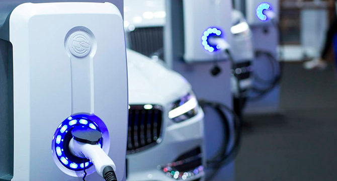 La Comisión Europea (CE) anunciará el próximo día 4 a más tardar la imposición de aranceles provisionales a las importaciones de vehículos eléctricos procedentes de China. (Archivo)