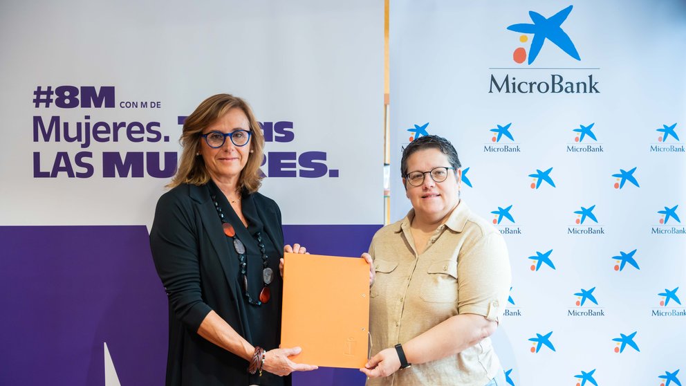 Cristina González Viu, directora general de MicroBank, e Isabel García, directora del Instituto de las Mujeres, rubrican el acuerdo.