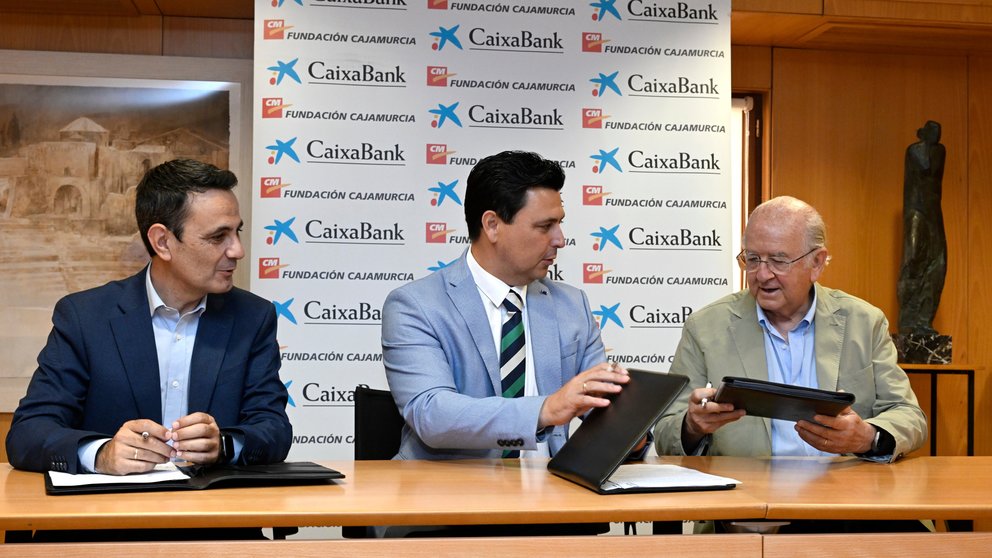Juan Jesús Lozano,  director Región de Murcia de CaixaBank; José Miguel Luengo, alcalde de San Javier; y Carlos Egea, presidente de la Fundación Cajamurcia; durante la renovación del convenio.