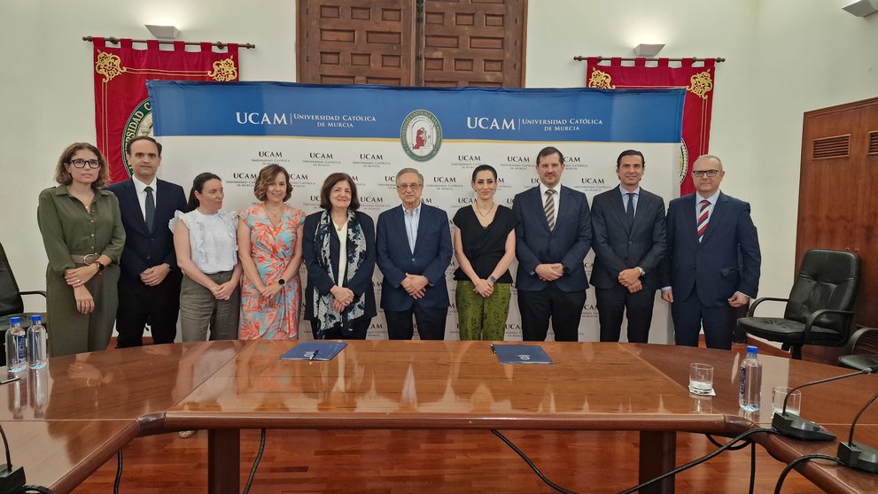 Los presidentes de la UCAM y el Grupo fuertes, María Dolores García y Tomás Fuertes, durante la firma del acuerdo para crear la ‘Cátedra NeoTech-Grupo Fuertes’.