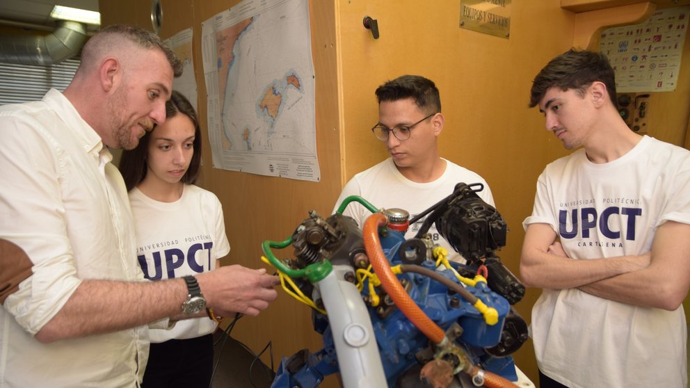 Estudiantes en un espacio para prácticas formativas en la Escuela de Ingeniería Naval.