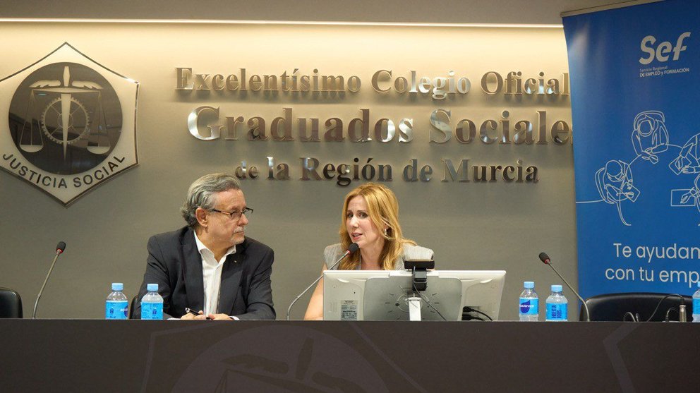 La directora general del SEF, Marisa López Aragón, junto con el presidente del Colegio Oficial de Graduados Sociales de la Región de Murcia, Alfonso Hernández, durante el transcurso de la jornada informativa.