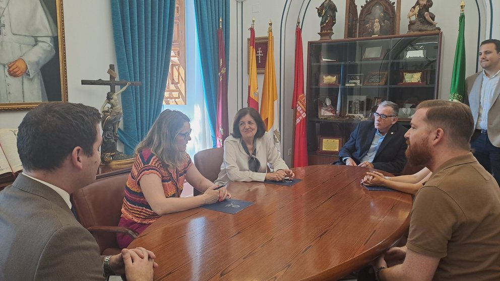 Imagen durante el acuerdo por el que ambas instituciones pondrán en marcha iniciativas para impulsar el emprendimiento, especialmente entre los más jóvenes.