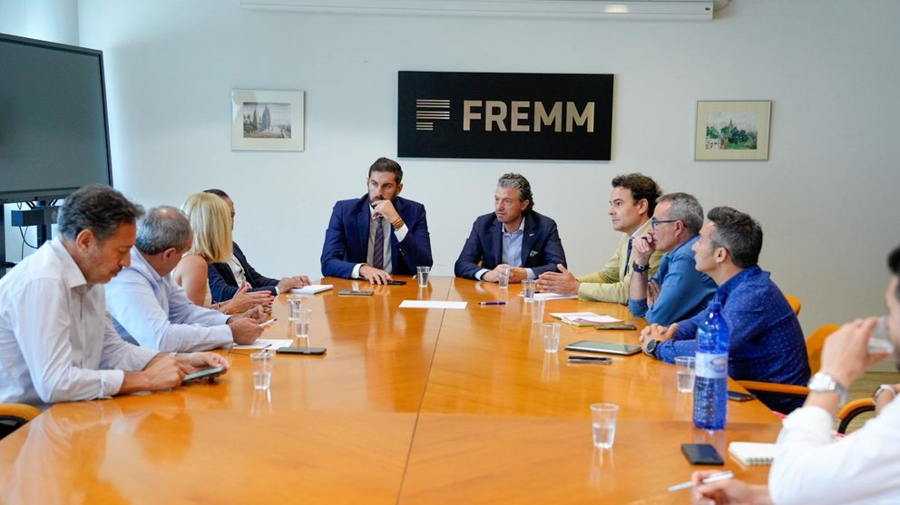 Reunión mantenida por el vicepresidente y consejero de Interior, Emergencias y Ordenación del Territorio, José Ángel Antelo, y representantes de la Asociación Empresarial de Energías Renovables y Ahorro Energético de Murcia (AREMUR).