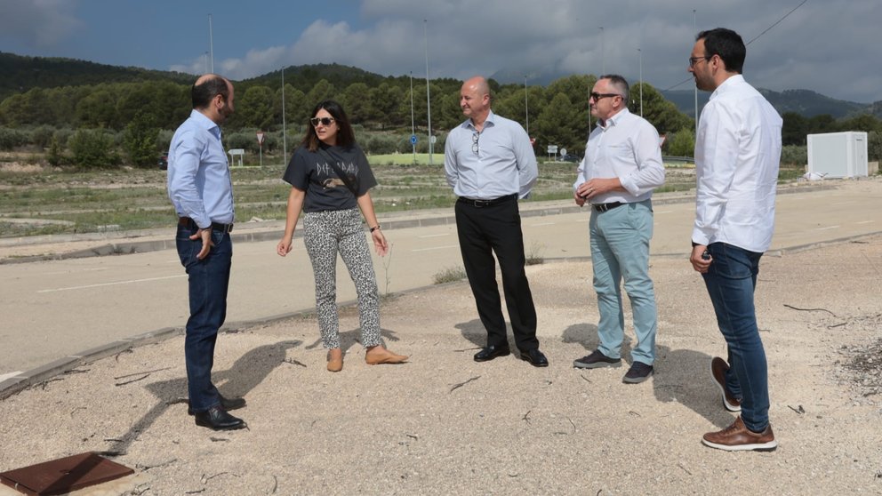 Imagen de la visita al polígono industrial Los Alderetes de Moratalla.