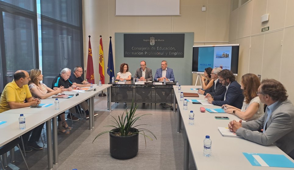 El consejero de Empleo, Víctor Marín, presidió la primera reunión de los trabajos para diseñar un Plan estratégico contra la economía sumergida en la Región de Murcia (Peces).