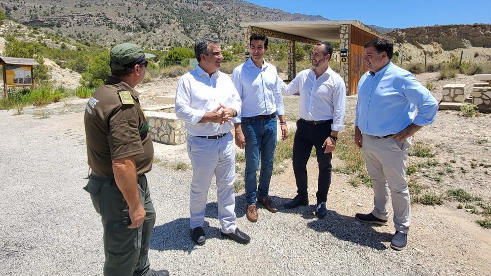 El consejero de Medio Ambiente, Juan María Vázquez, mantuvo una reunión con el alcalde de Blanca, Ángel Pablo Cano, para tratar proyectos estratégicos de ámbito industrial y ambiental en el municipio.