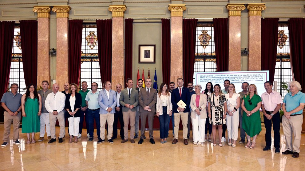 El consejero de Presidencia, Marcos Ortuño, tras la firma el convenio de la consejería con el ayuntamiento en presencia del alcalde de Murcia, José Ballesta.