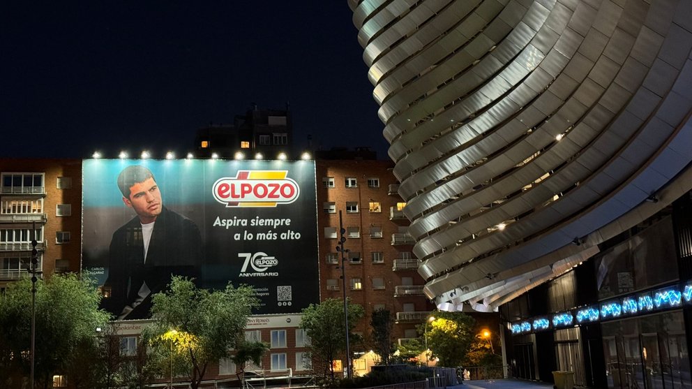 Imagen de la lona de El Pozo Alimentación enfrente del Estadio Santiago Bernabéu.