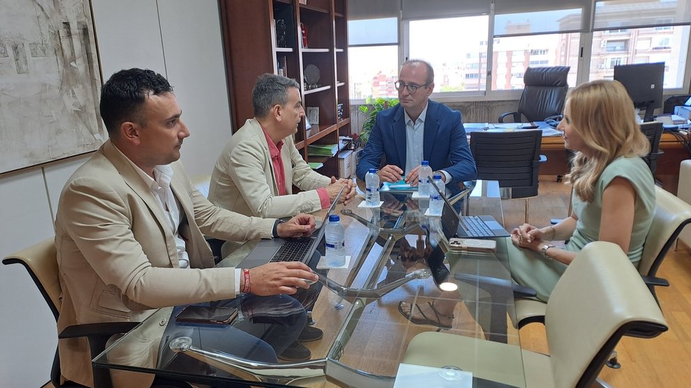 El consejero de Educación y Empleo, Víctor Marín, se reunió con el director general de ENAE Business School, Miguel López.