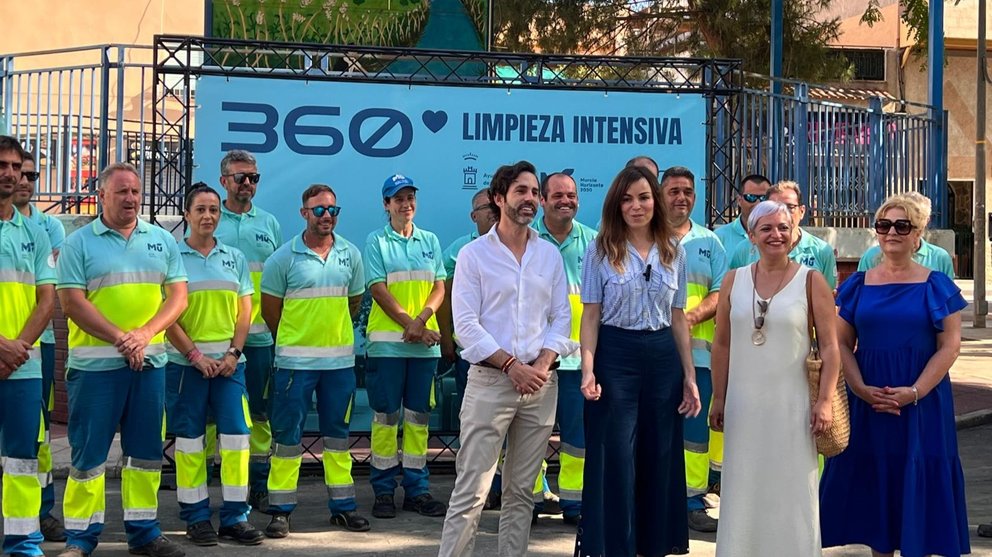 La vicealcaldesa y concejal de Fomento y Patrimonio del ayuntamiento de Murcia, Rebeca Pérez, presenta el 'Proyecto 360º', el cual se va a llevar a cabo durante los meses de veranos para reforzar las tareas de higienización y limpieza que se realizan de manera habitual.