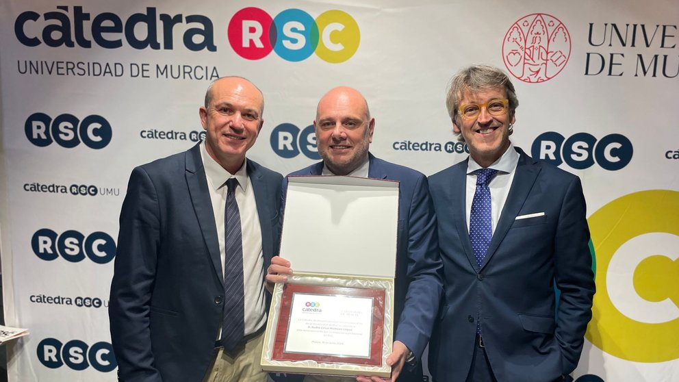 Pedro Martínez, en el centro, junto al consejero Luis Alberto Marín (derecha) y Longinos Marín (izquierda), director de la Cátedra RSC de la UMU.