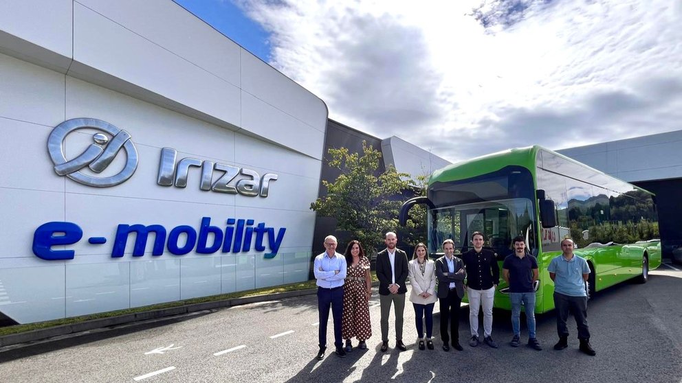 La directora general de Movilidad y Transportes, María Dolores Solana, durante la presentación del autobús eléctrico en Guipúzcoa con representantes de Irizar.