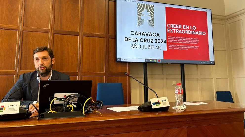 El director del Instituto de Turismo, Juan Francisco Martínez, durante su intervención en los cursos de verano de la Universidad Menéndez Pelayo.