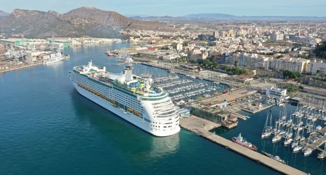 Crucero atracado en el puerto de Cartagena.