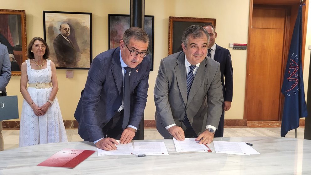 El consejero de Universidades, Juan María Vázquez, firmó con el rector de la Universidad de Murcia, José Luján, el convenio para la integración de los estudios de Enfermería de Cartagena en la UMU.