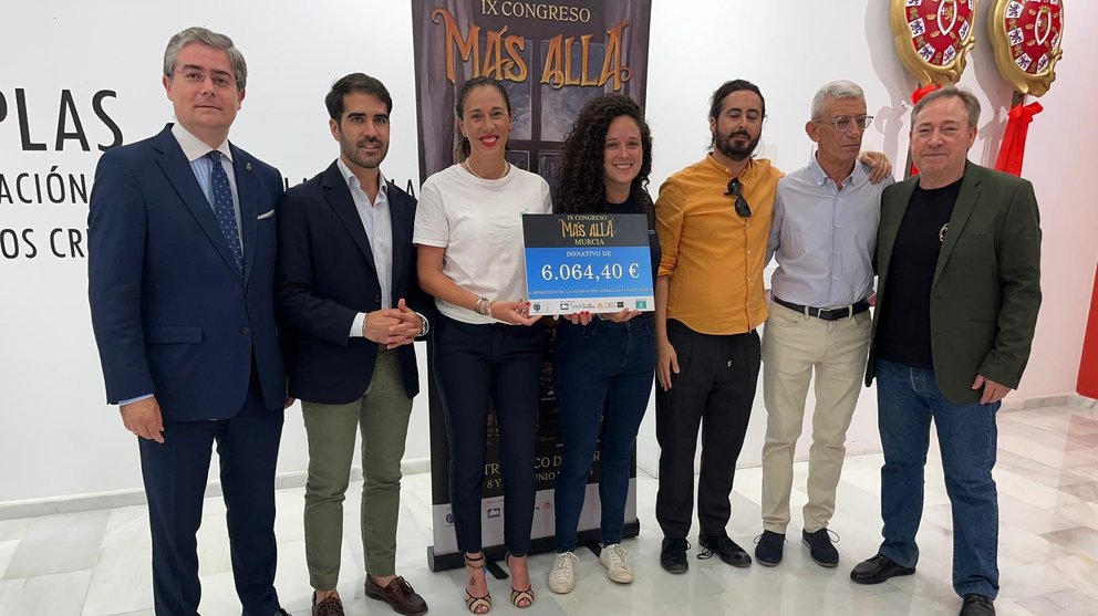 El concejal de Turismo, Comercio y Consumo del ayuntamiento de Murcia, Jesús Pacheco, y el concejal de Cultura e Identidad, Diego Avilés, hacen entrega del cheque solidario de la recaudación obtenida en el Congreso ‘Más Allá’ a la 'Fundación Ambulancia del Deseo'.