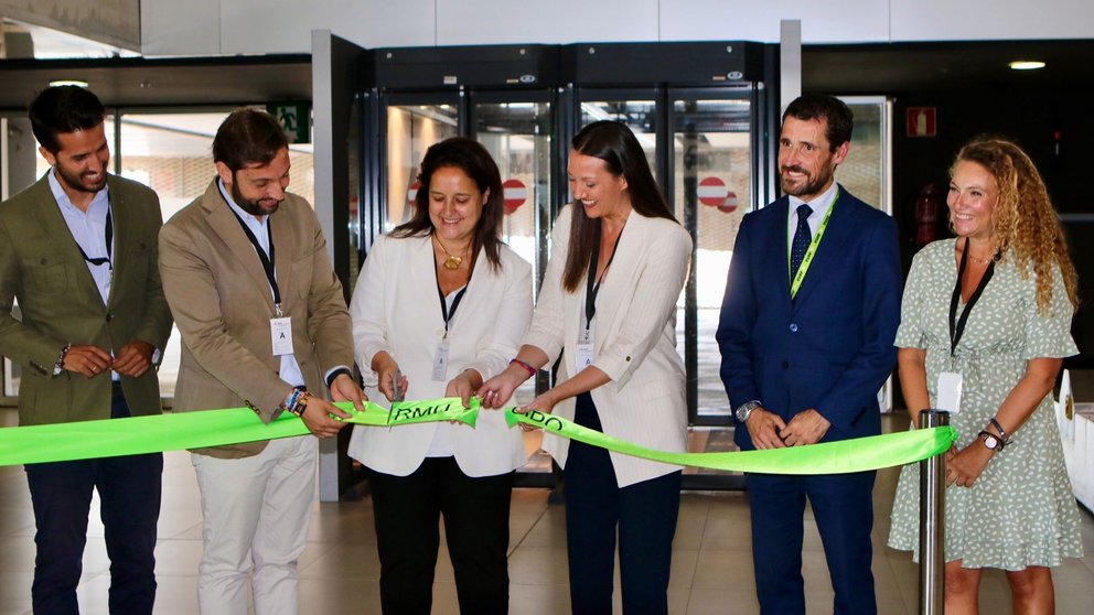 La consejera Carmen Conesa y la representante de Soltour, en el corte de cinta para inaugurar  la nueva ruta que conecta el Aeropuerto Internacional de la Región de Murcia con la ciudad de Oporto.