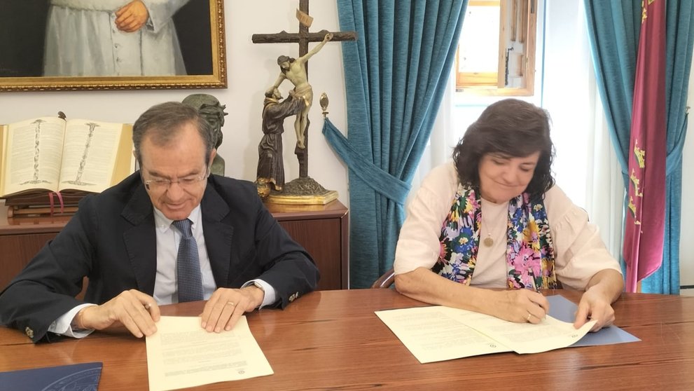 Firma del acuerdo entre José García, presidente del CTNC y María Dolores Mascarell, presidenta de la UCAM.