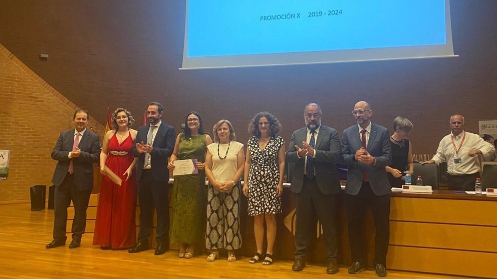 Fundación Hefame entrega dos becas a estudiantes de farmacia para que realicen prácticas en farmacias rurales de Castilla La Mancha.