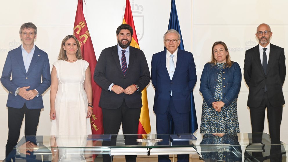 En el centro, el jefe del Ejecutivo regional, Fernando López Miras, y el presidente de la Fundación La Caixa, Isidro Fainé, momentos antes de la firma del convenio marco que recoge la colaboración entre ambas instituciones en materia de acción social, cultural, científica y educativa.