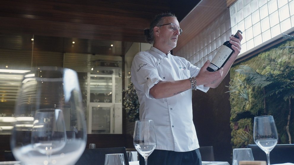 El chef Ginés Nicolás Fernández, del restaurante ‘El Rincón de Pepe’, sostiene una botella del vino de Bodegas Luzón ‘Por Ti’.