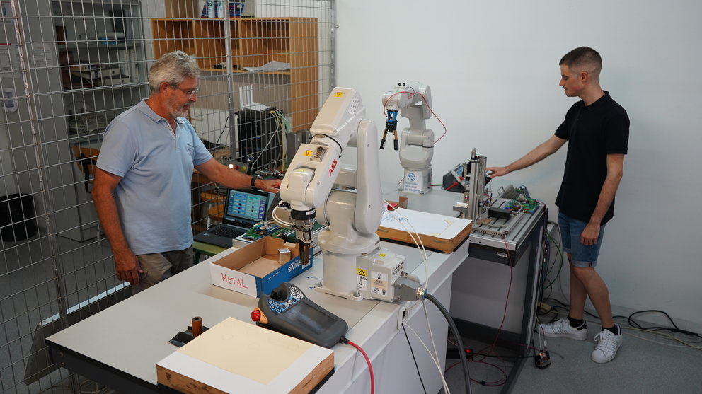 Pedro Jesús Larios Sánchez, un estudiante del máster de Ingeniería Industrial de la UPCT, con el sistema que integra la robótica y la visión artificial dentro de la automatización de los procesos industriales como parte de su TFM.