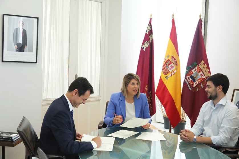 Antonio Mestre y Noelia Arroyo durante la firma del convenio