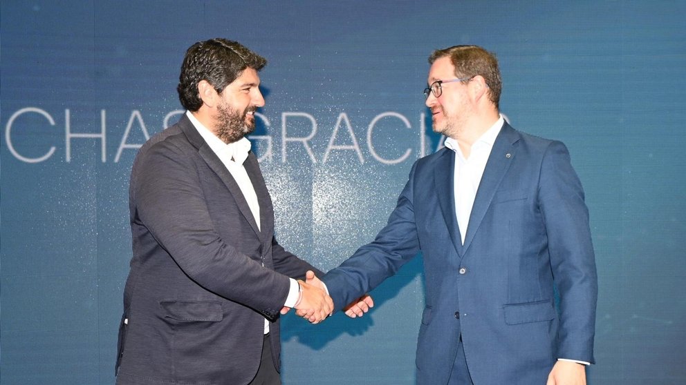 El presidente de la Comunidad, Fernando López Miras, junto a Víctor López-Barrantes, director general de NTT Data España.