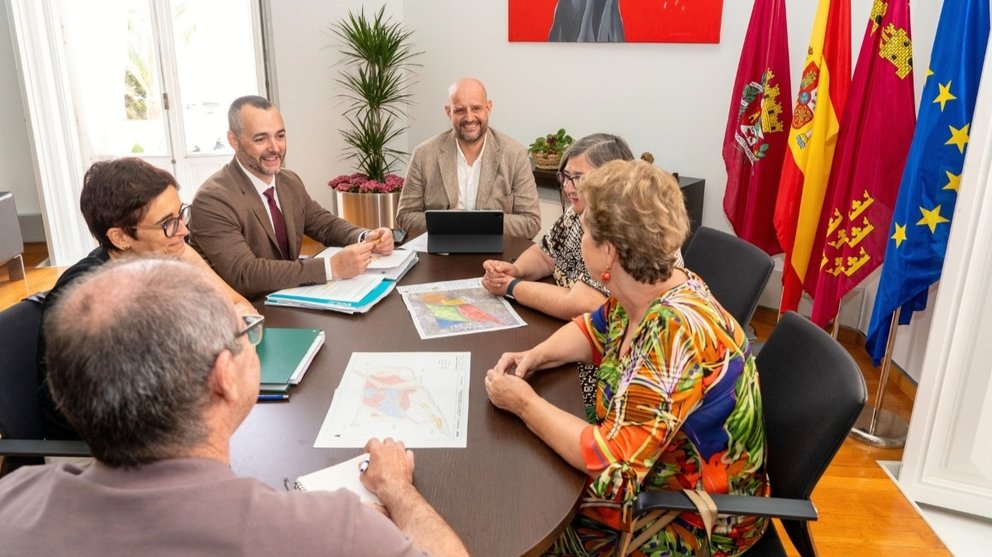 Un momento de la primera reunión entre el consistorio cartagenero y la Comunidad Autónoma para elaborar el plan de descontaminación de El Hondón.