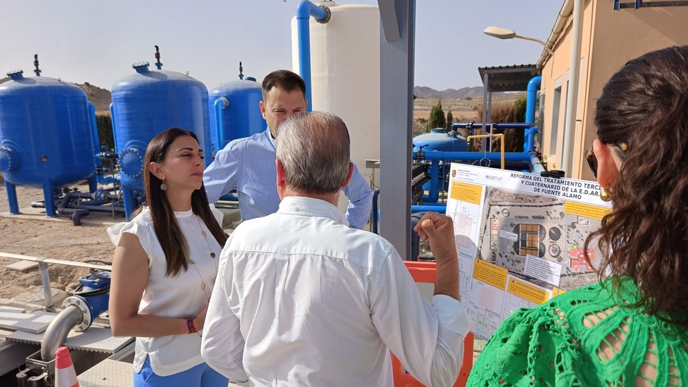 Imagen de la consejera Sara Rubira durante la visita a las obras de mejora realizadas en la EDAR de Fuente Álamo.