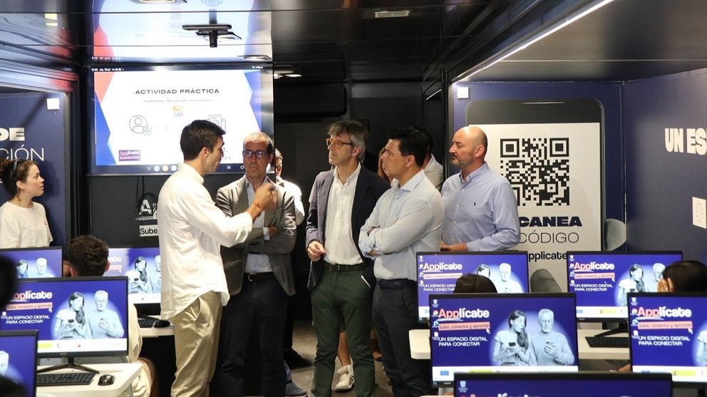 El consejero de Transformación Digital, Luis Alberto Marín, junto con el alcalde de San Javier, José Miguel Luengo, y el director general de Transformación Digital, Javier Martínez Gilabert, y el director gerente de la Fundación Integra, Joaquín Ruiz, conocen el interior de las nuevas aulas móviles de formación del programa ‘Applícate’.