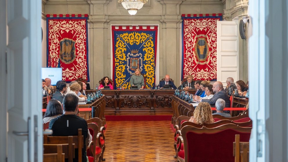 En el centro, la alcaldesa de Cartagena, Noelia Arroyo, durante el Debate del Estado del Municipio.