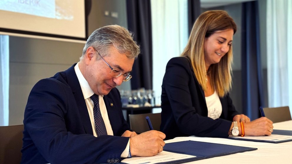 Patricia Fernández, alcaldesa de Archena, y Luis Menor, presidente de la Diputación de Ourense, firman el primer convenio bilateral entre Villas Termales de la FEMP.