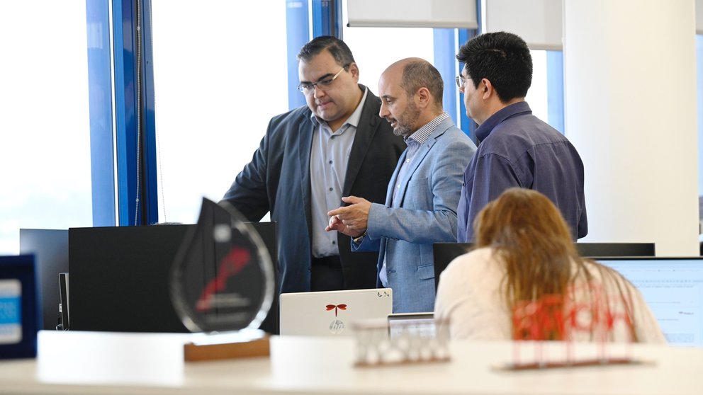 El director del Info, Joaquín Gómez, visitó la empresa Libelium. En la imagen junto al socio de la empresa Antonio Jara.