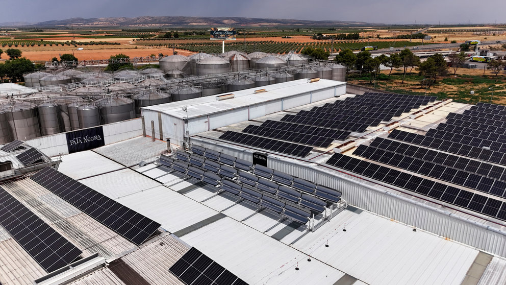 Imagen aérea de la Bodega Los Llanos con los equipos de concentración solar.