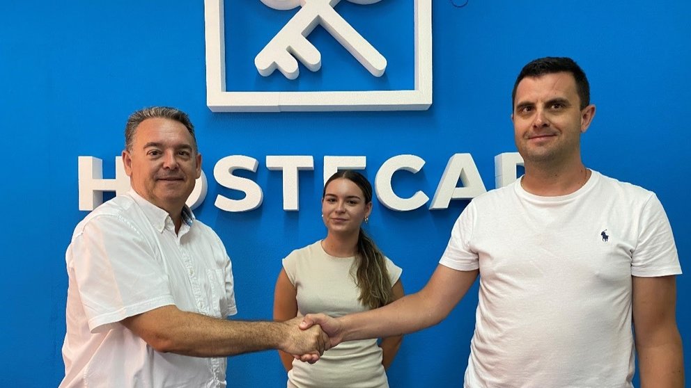 Imagen tras la firma de colaboración empresarial entre Hostecar y TSI Levante.